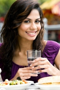 Выпивайте стакан минеральной воды перед едой